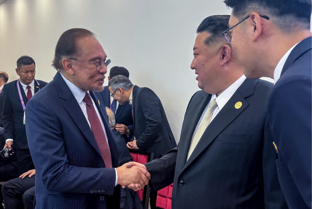 Through a post on Facebook, Anwar said he had the chance to shake hands and greet the North Korean supreme leader. - Photo source: Anwar Ibrahim/FB