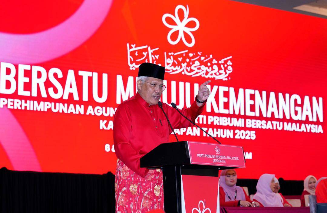 Bersatu deputy president Datuk Seri Hamzah Zainudin delivering his speech at the party's annual general assembly held at IDCC, Shah Alam, today.