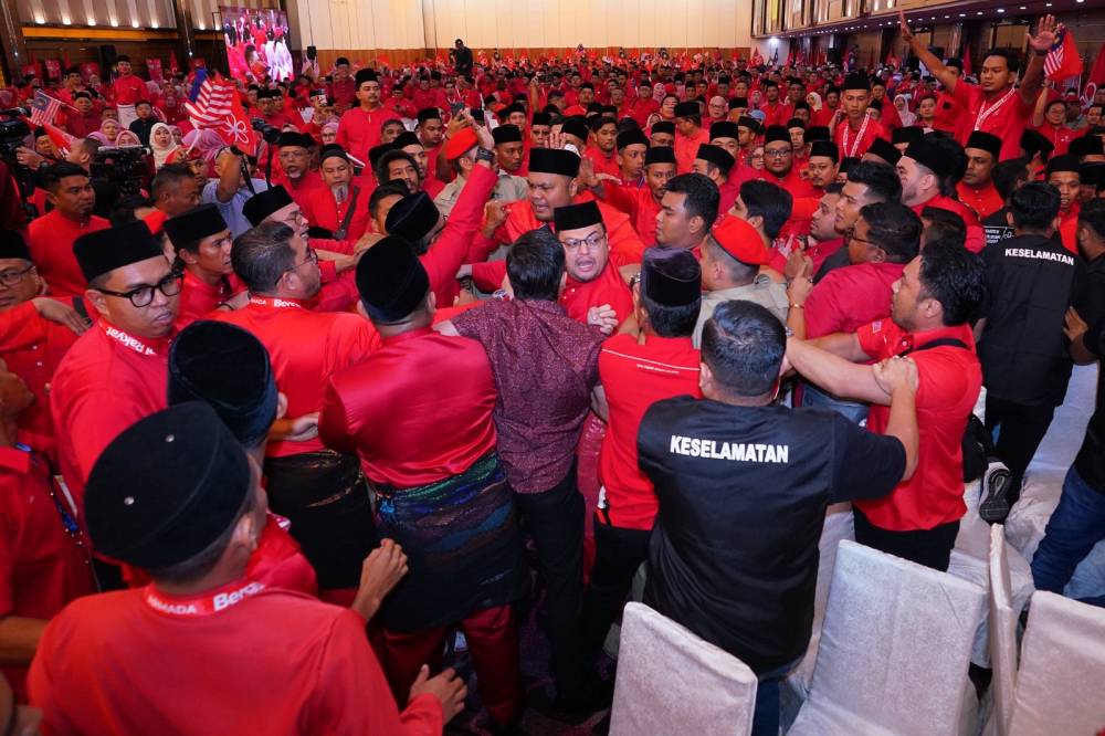 Several individuals caused a provocation, sparking a brief commotion while the president was delivering his policy speech. (PHOTO BY HALIM WAHID)