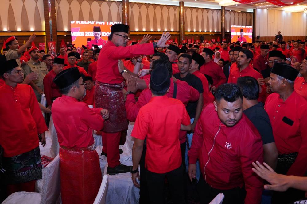 Several individuals caused a provocation, sparking a brief commotion while the president was delivering his policy speech. (PHOTO BY HALIM WAHID)