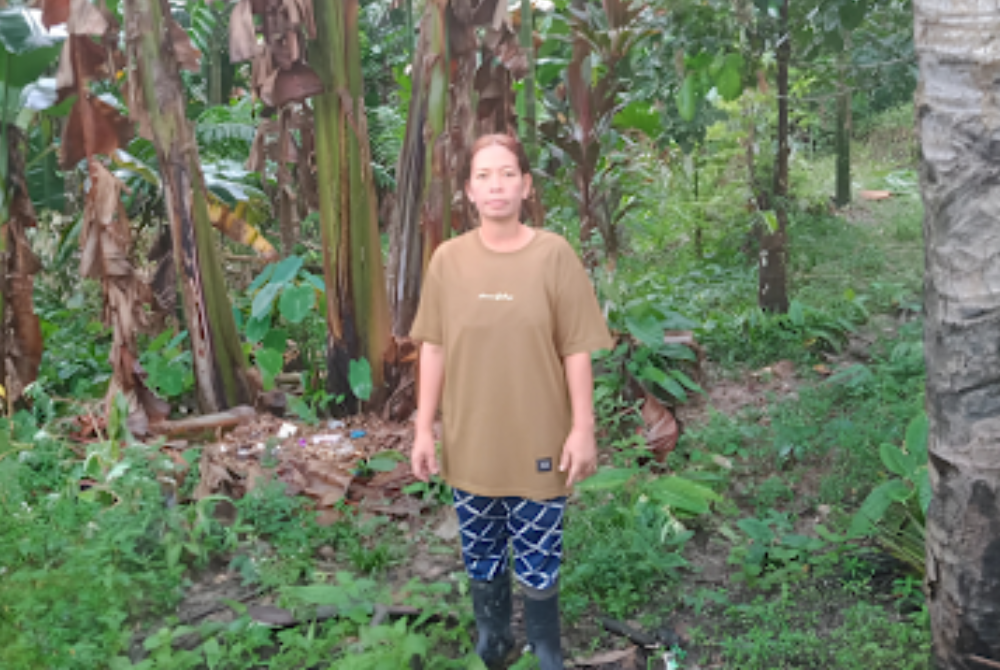 Fernanda, a 44-year-old housewife from the Mentawai tribe. Photo by Aliansi Kolibri.