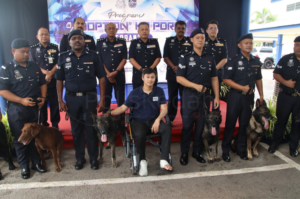 After six years of dedicated service, Goran was officially handed over to Inspector Lee Sheng Wey of the Perak CID headquarters during a ceremony at the Kuala Muda District Police K9 Section. - Photo: Polis Kedah Polis Diraja Malaysia / Facebook