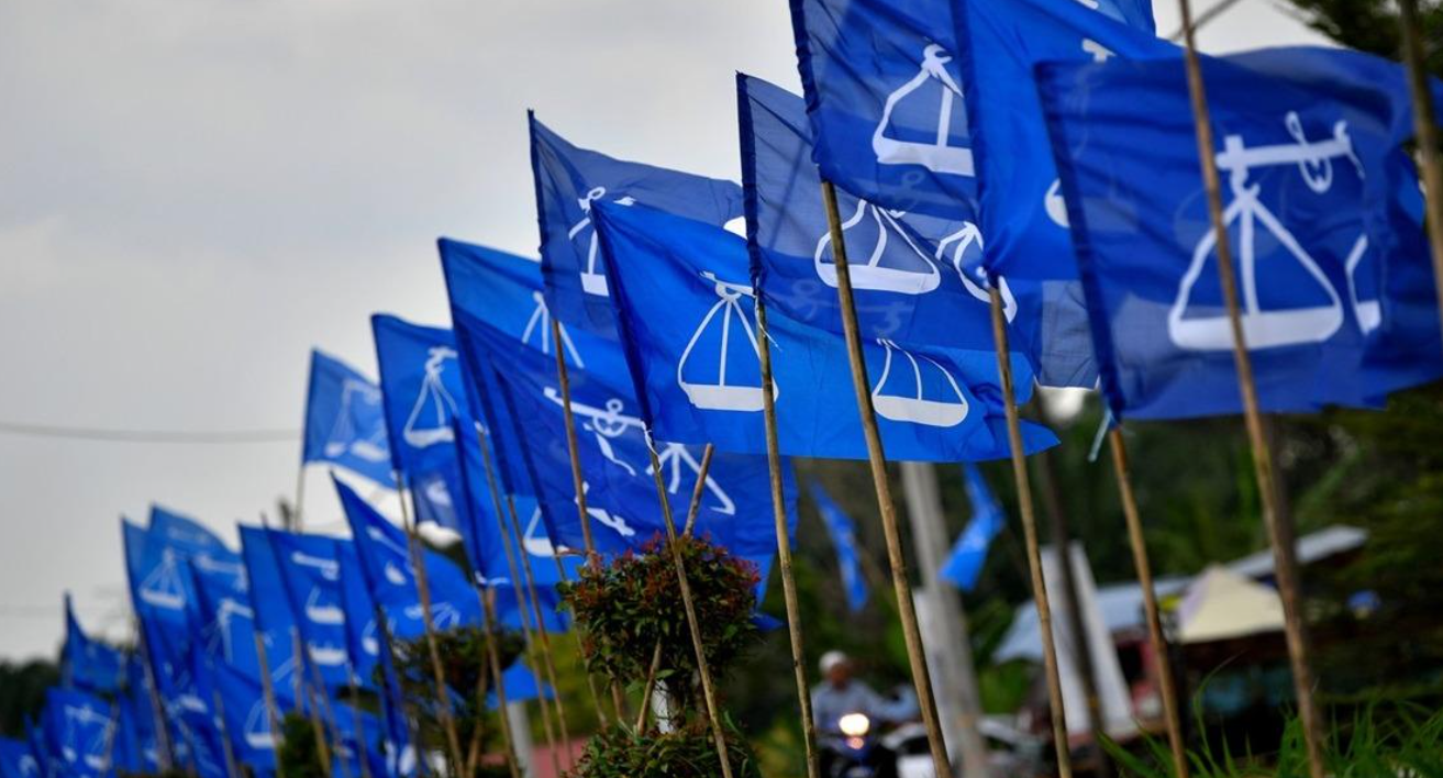 MIC’s political future appears to be at a crossroads after a private meeting with former prime minister Datuk Seri Najib Razak, reportedly signaling the party’s intent to bid farewell to BN. - BERNAMA FILE PIX