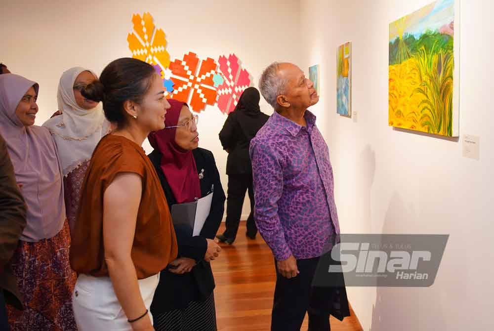Muhammad Nasir looking at the artwork created by students at NUA.