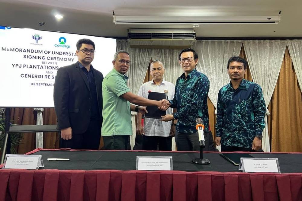 YPJ Plantations Sdn Bhd CEO Mohd Aznawi Mohd Samin (second from left) exchanging the MoU document with Cenergi SEA Berhad Group CEO Ir Kwok Yew Hoe (second from right) witnessed by YPJ Holdings CEO, Farizal Ismail (centre).