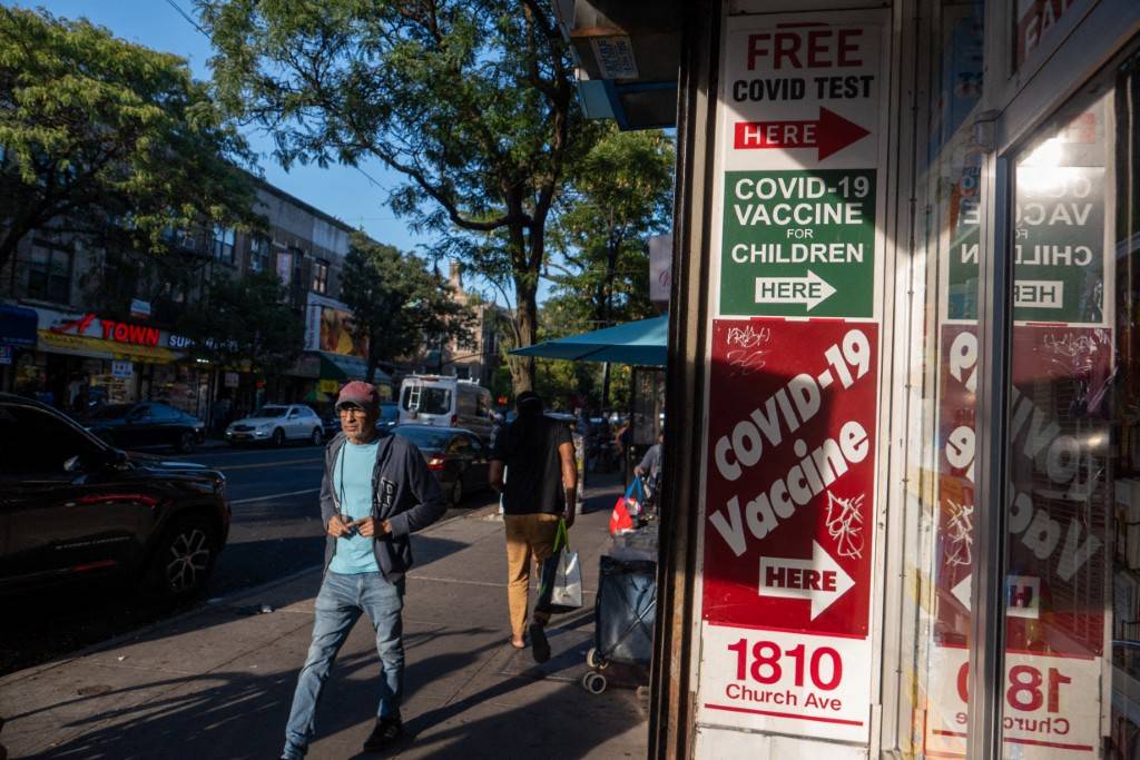 A pharmacy advertises Covid -19 testing and a vaccine on September 04, 2025 in the Brooklyn borough of New York City. (Photo by SPENCER PLATT / GETTY IMAGES NORTH AMERICA/Getty Images via AFP)