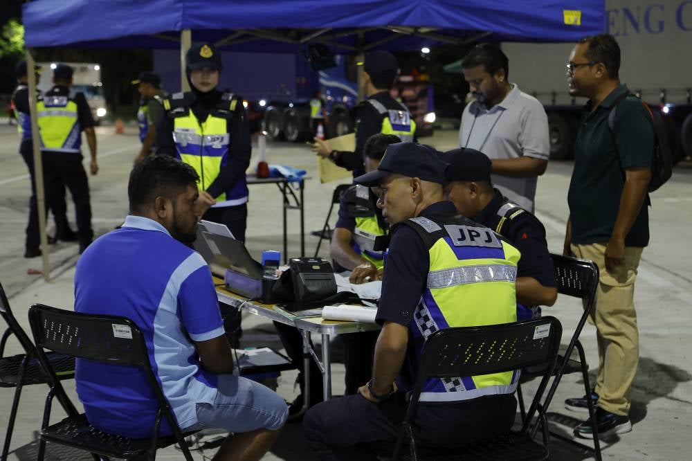 Individuals who fail to wear seatbelts may face fines of up to RM300 under the Motor Vehicles (Seatbelt and Child Restraint System) Rules 1978 (Amendment 2019). - Bernama photo for illustration purpose only