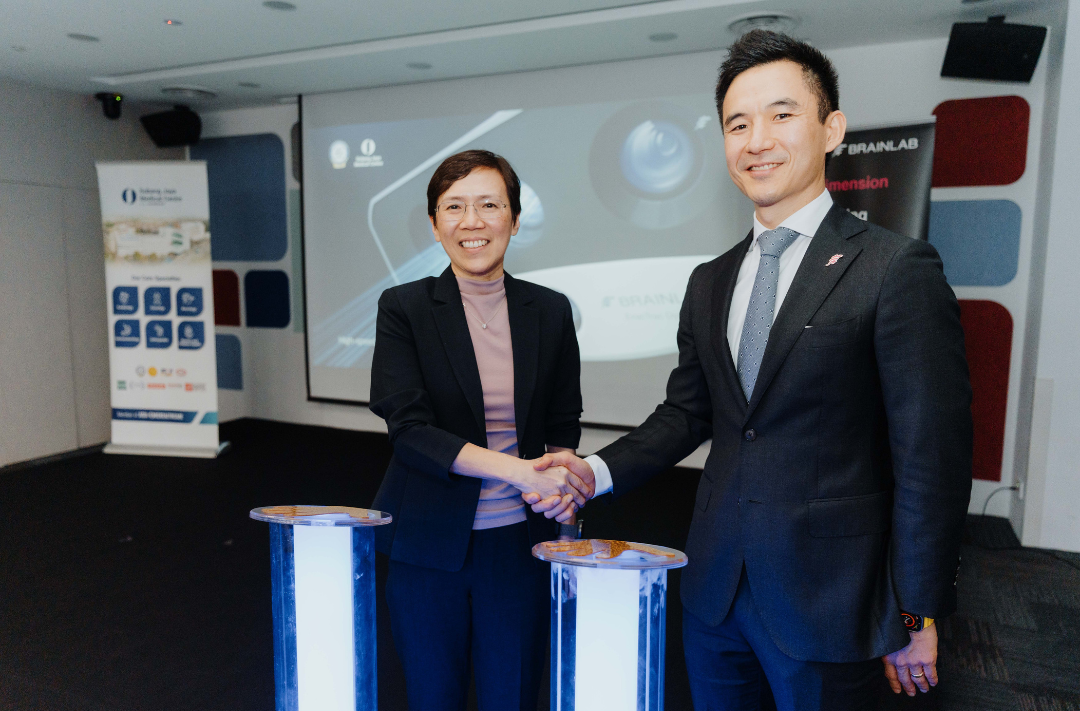 Subang Jaya Medical Centre Chief Operating Officer Rachel Woo and Brainlab Australia Director of Sales Radiation Oncology Asia Pacific Michael Ruemelin, officiated the launch of the ExacTrac Dynamic System.