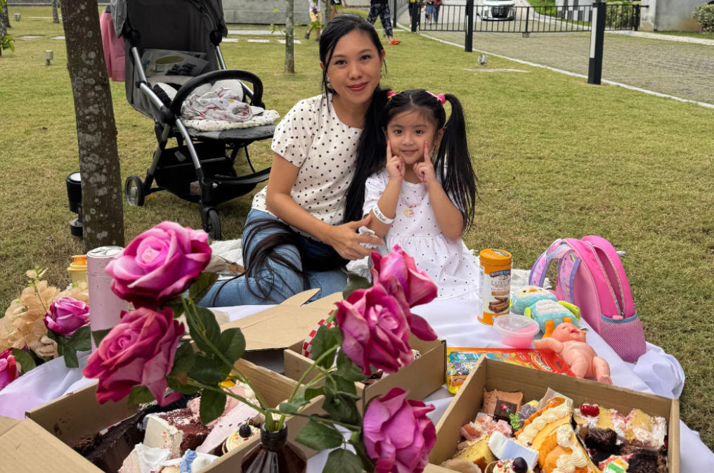 A mother and her daughter enjoying their time at the Cake Piknik.