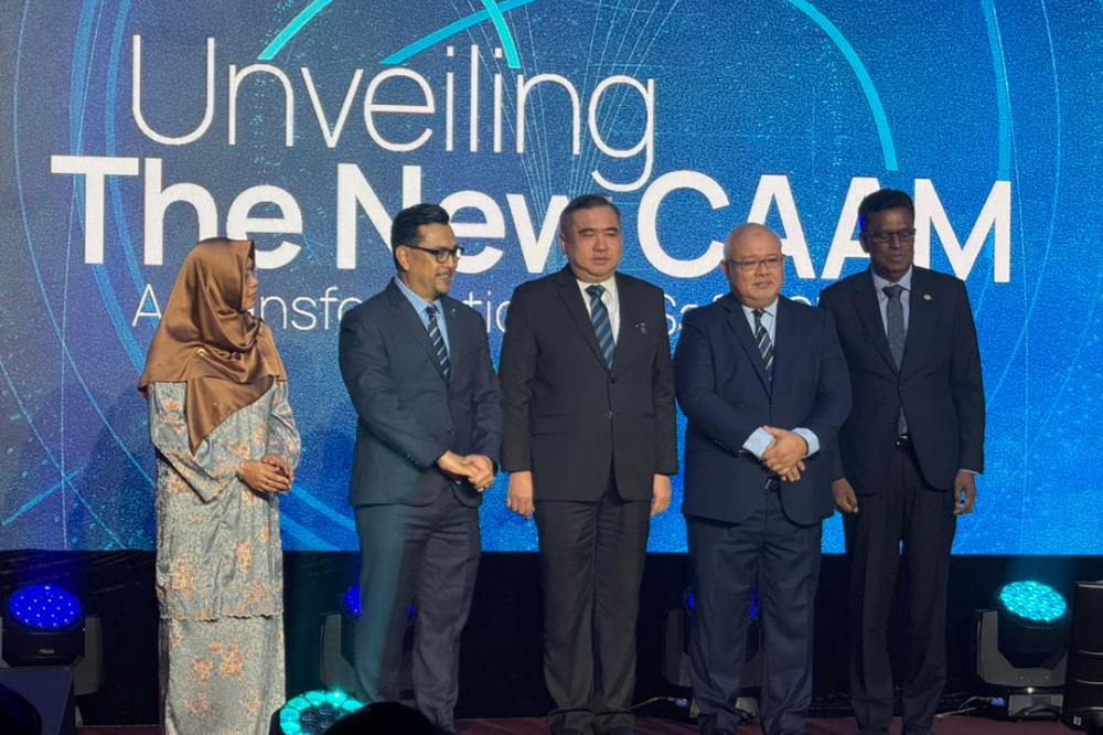 Loke together with the CAAM CEO, Datuk Captain Norazman Mahmud and CAAM Chairman, Datuk Mohamed Sharil Tarmizi officiate the new logo of CAAM at the Millenium Grand Ballroom, Level 1, Le Méridien Putrajaya.