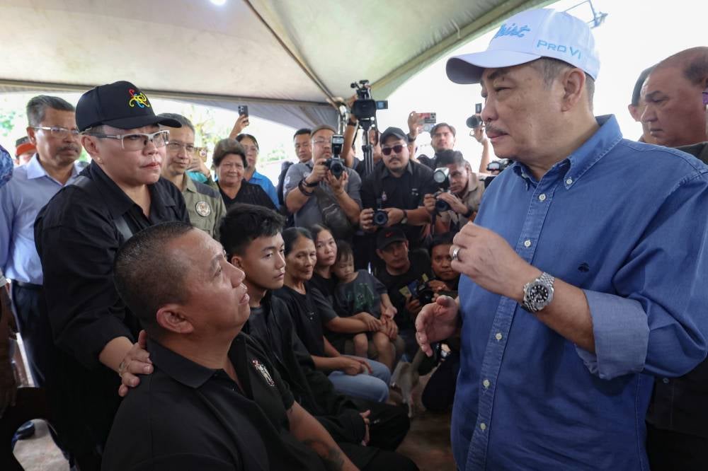 Sabah Chief Minister Datuk Seri Hajiji Noor offering words of comfort to the family of the victims during his visit at Dewan Tandugal, Kampung Mook, Kinarut today. Photo by Bernama