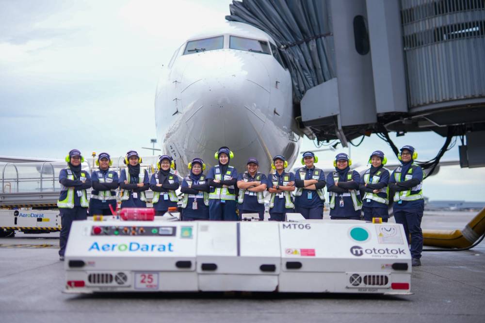 Malaysia Airlines made history when Flight MH2610 from Kuala Lumpur to Kota Kinabalu took off with an all-women team, from ground operations to the cockpit. - Photo: FACEBOOK / MALAYSIA AIRLINES