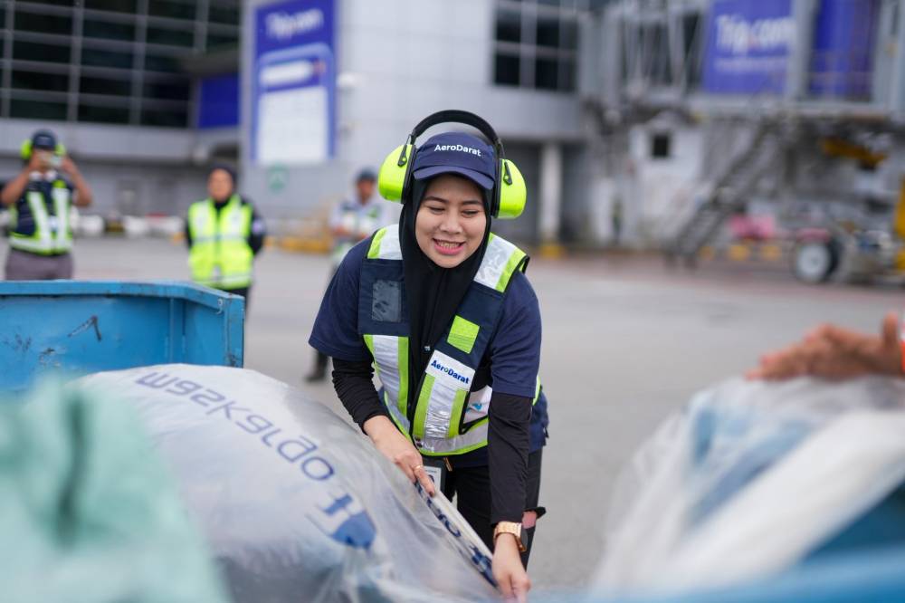 Malaysia Airlines made history when Flight MH2610 from Kuala Lumpur to Kota Kinabalu took off with an all-women team, from ground operations to the cockpit. - Photo: FACEBOOK / MALAYSIA AIRLINES