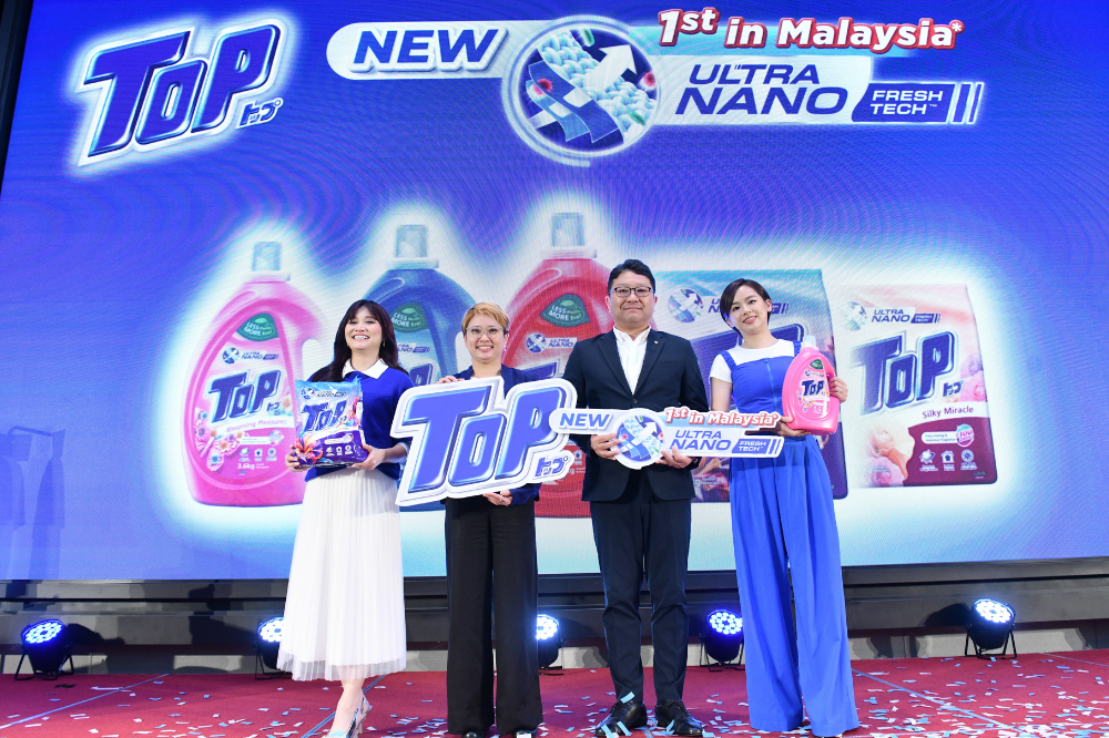 (From left to right) Ayda Jebat, celebrity and influencer, Ms. Julia Teo, General Manager-Marketing at Southern Lion Sdn. Bhd, Mr. Tomotaka Oka, Managing Director of Southern Lion Sdn Bhd, and Yoke Chen, TV host and actress officiated the launch of the new TOP Ultra Nano Fresh Tech. -Photo: TOP