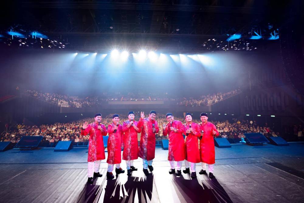 The atmosphere was electric at Arena Live last Saturday as Rabbani took the stage in colourful busana Melayu with traditional tanjak, drawing thunderous applause for their vibrant entrance. - Photo source: Rabbani/FB