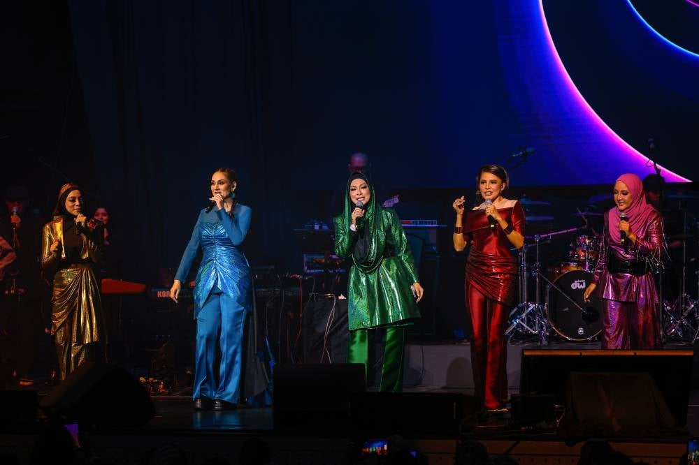 The concert kicked off with a lively medley of La Diva, Merbahaya and Aku Siapa Kau Di Apa, instantly igniting the atmosphere. After the opening numbers, Linda greeted the crowd with a heartfelt,