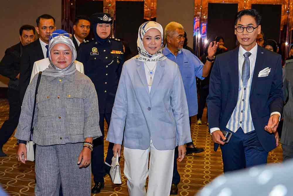 Tengku Permaisuri Selangor Tengku Permaisuri Norashikin graces the PSS TV Festival 2025 summit at Hotel Geno, today. She was accompanied by Sinar Karangkraf CEO Farah Hussamudin (left) and Sinar Harian lifestyle executive editor Meen Tahir (right). – Photo by Bernama