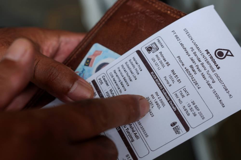 Ahead of Budget 2026, economists warned that subsidies like Budi95 should not overshadow investment in public transport and long-term sustainability. Photo by Bernama