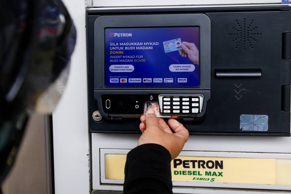 Ahead of Budget 2026, economists warned that subsidies like Budi95 should not overshadow investment in public transport and long-term sustainability. Photo by Bernama