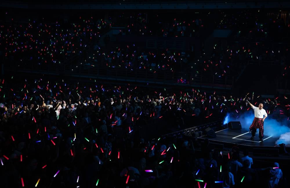 Datuk M. Nasir performed to a packed venue on Saturday night, proving that at 68, the legendary artiste can still captivate an audience. Photo by Bernama