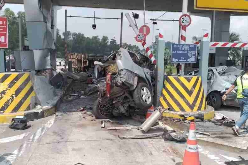 That faulty brakes on a lorry were believed to have caused the crash involving four vehicles.