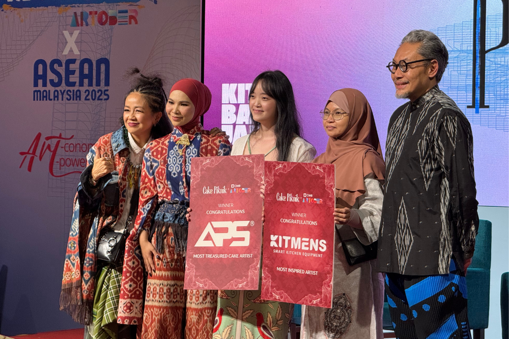 Award ceremony for Most Inspired Artist and Most Treasured Cake Artist categories.