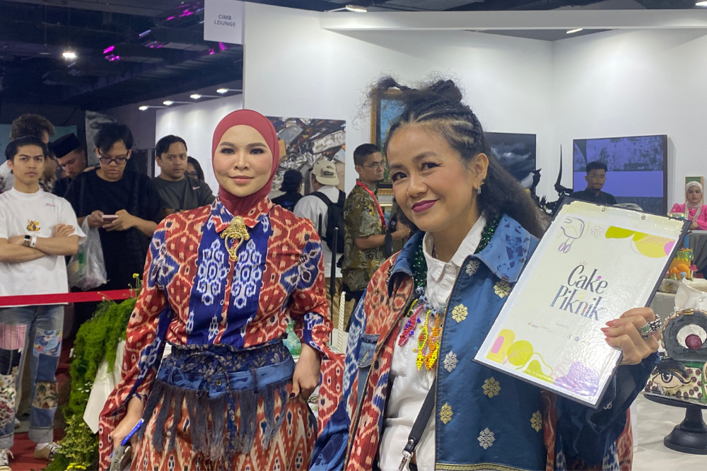 Cake Piknik x CIMB Artober's judges, Singer Aina Abdul (left) and fashion designer Melinda Looi (right)