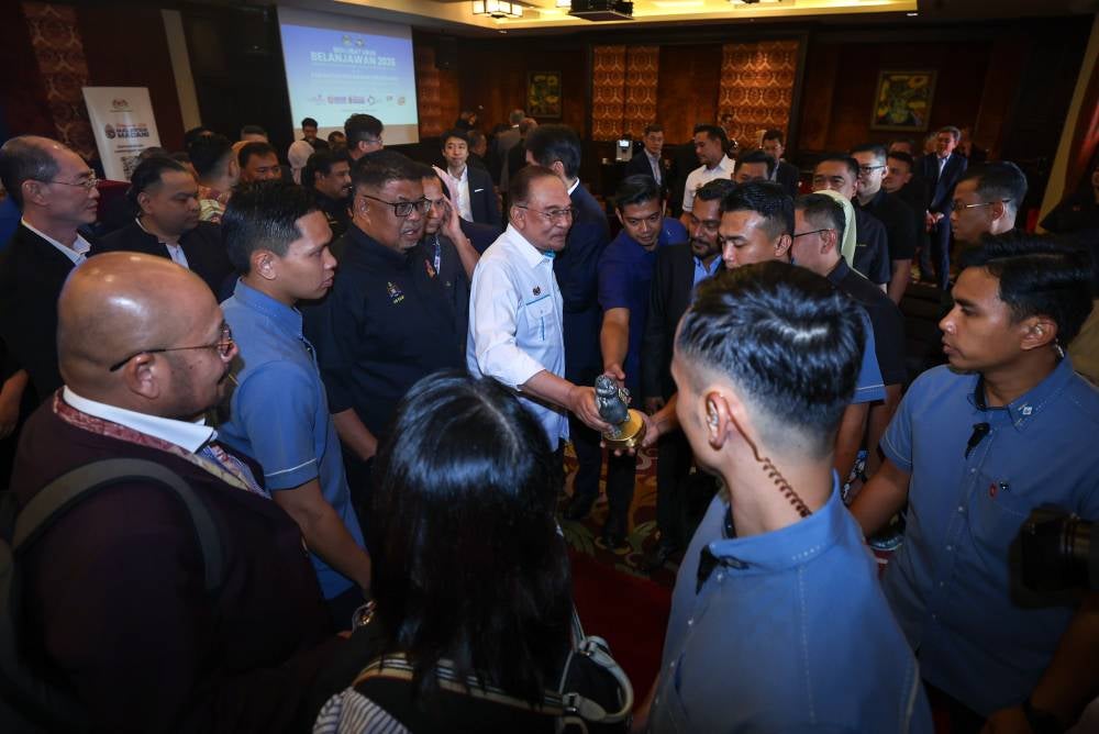 Prime Minister Datuk Seri Anwar Ibrahim (center) attends the Budget 2026 Engagement Session with tourism and manufacturing industry players in Banda Hilir recently.