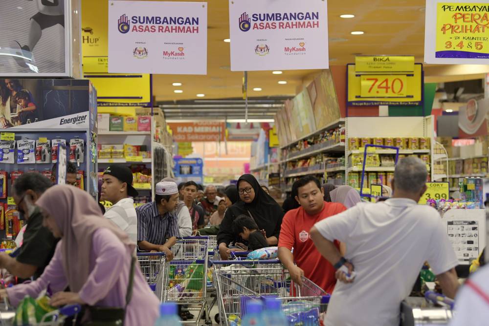 Economists said the 2026 Budget should establish a long-term endowment fund, strengthen consumer institutions and address distorted prices that continued to burden households. - BERNAMA FILE PIX