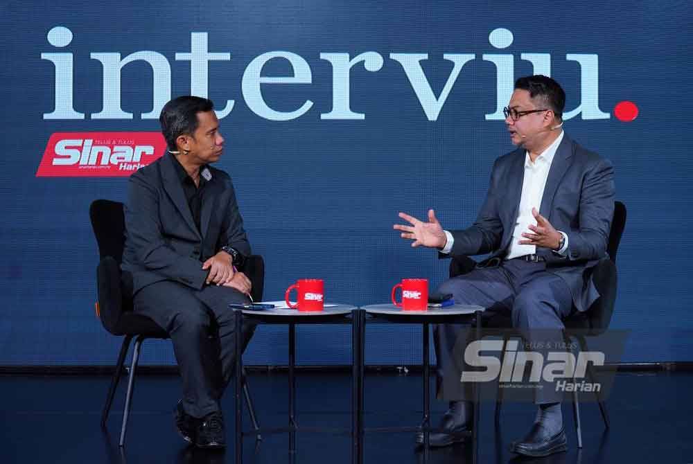 The Interviu programme entitled “Bakal Berubahkah Sabah?” featured Ilham Centre executive director Hisomudin Bakar (right) and was hosted by Haizir Othman. The session took place at the Karangkraf Complex on Thursday. - Photo by Mohd Halim Abdul Wahid