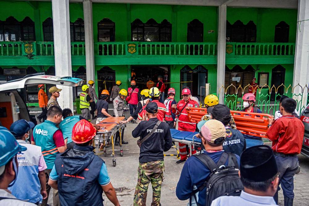 Rescue personnel search for survivors at the Al Khoziny Islamic boarding school in Sidoarjo, East Java province, after a multi-storey building at the school collapsed. Photo by Juni Kriswanto/AFP
