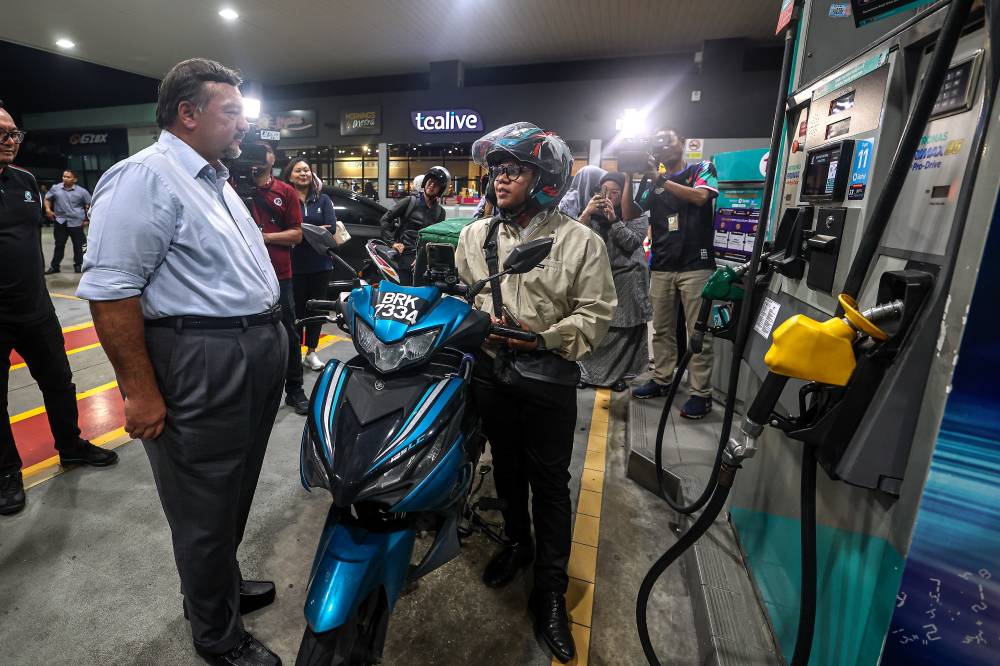 Finance Minister II Datuk Seri Amir Hamzah Azizan (left) visits Petronas Sri Hartamas Station recently to observe the implementation of Budi95. Bernama FILE PIX