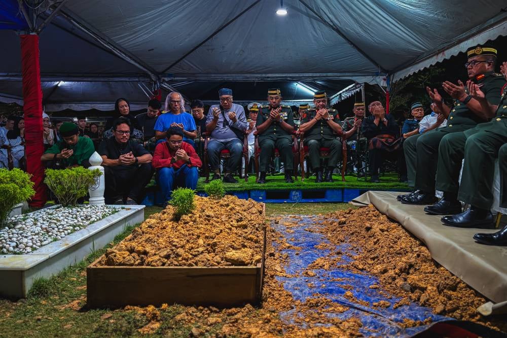 Former Malaysian Armed Forces (MAF) chief General Tun Dr Mohamed Hashim Mohd Ali, who passed away on Oct 1, was laid to rest at the Raudatul Sakinah Cemetery in Sungai Besi, here at 10.30pm. Photo by Bernama