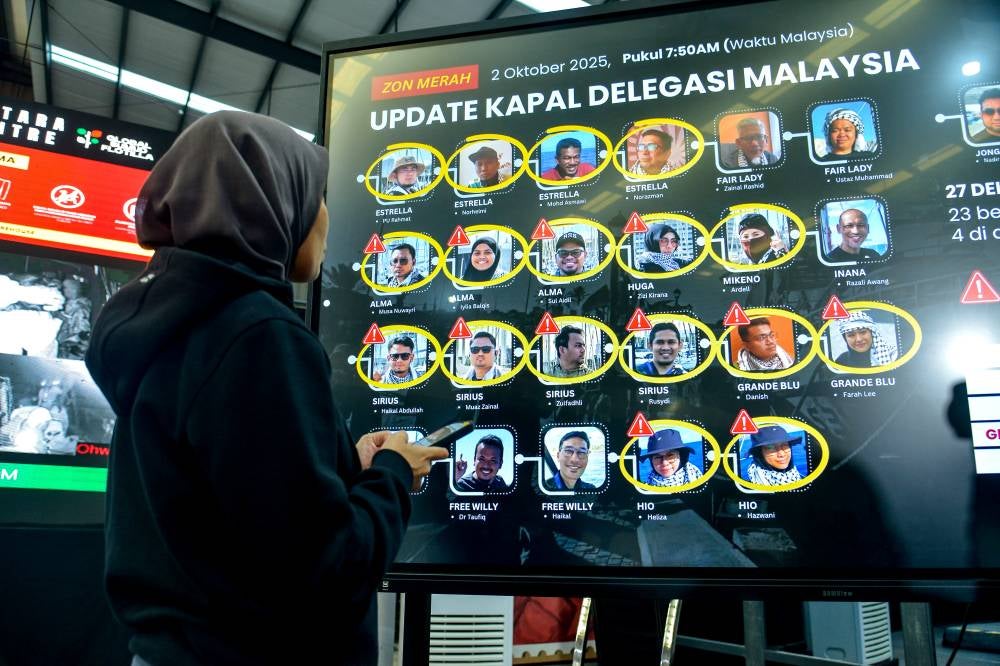 As of 7.50 am Malaysian time, 17 Malaysians aboard five ships participating in the humanitarian mission have been confirmed to have lost contact with SNCC today. Photo by Bernama.