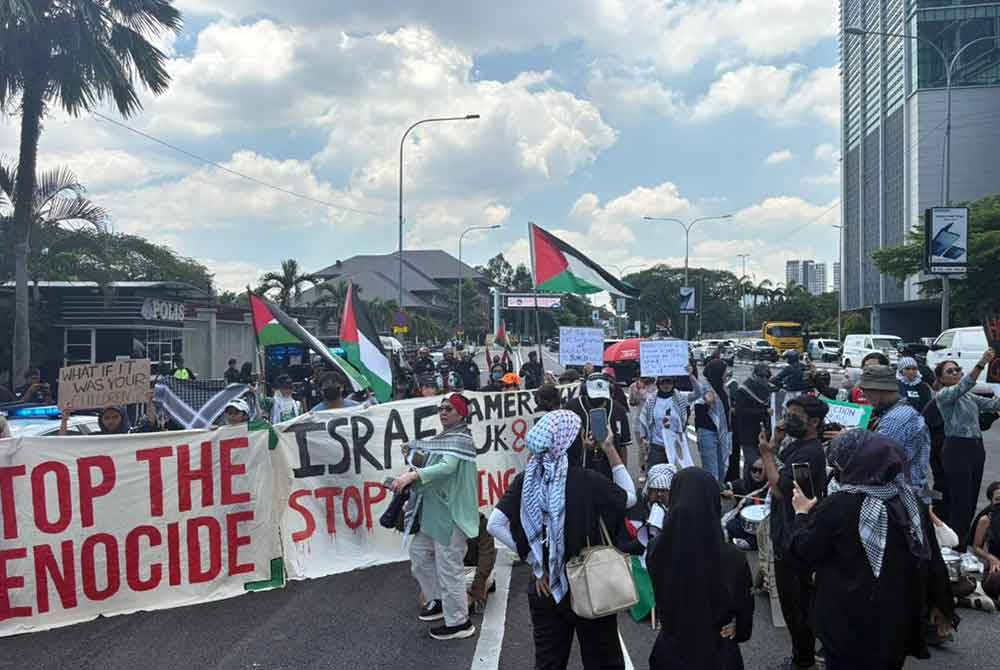 Among the banners carried by participants as a protest against Zionist Israel.