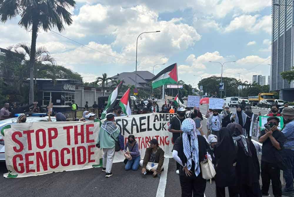 Crowds began gathering in front of the US Embassy on Thursday.