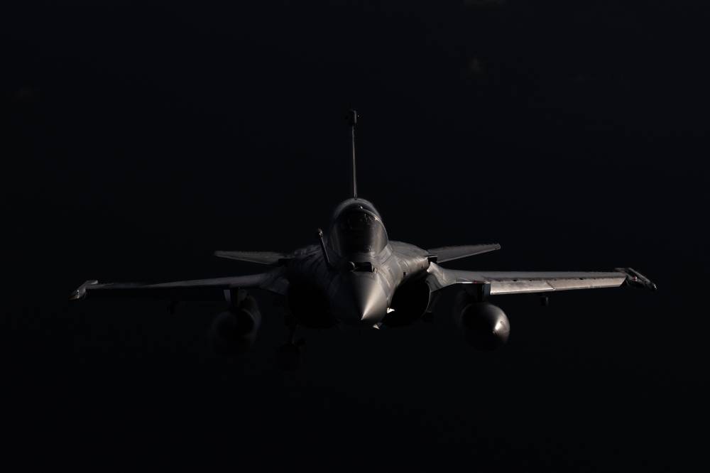 TOPSHOT - A France air force Rafale fighter jet flies over the southwestern coasts of France on September 26, 2025. (Photo by Alain JOCARD / AFP)