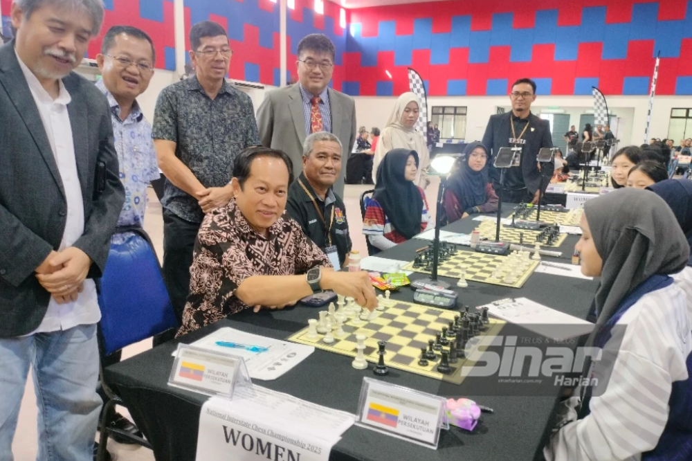 Ahmad (seated, left) officiates the National Level Interstates Chess Championship at Dewan Muafakat Taman Saujana, Pontian.