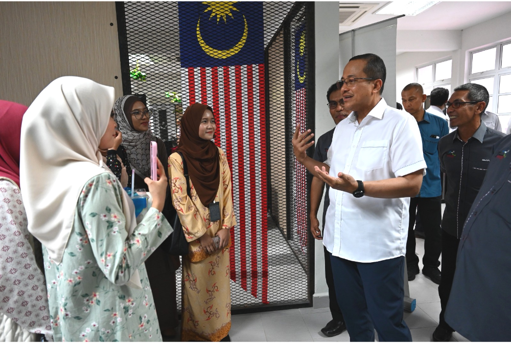 Samsuri interacting with participants at the Terengganu State Employment and Entrepreneurship Wellbeing Carnival 2025 and the launch of the Job Search Centre @ Terengganu Career Gateway in Kuala Nerus on Sunday.