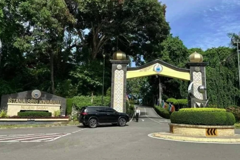 Hajiji held a meeting with Musa Aman at Istana Seri Kinabalu on Monday morning. Photo: Awani