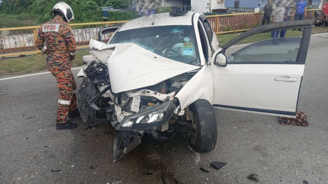 A 39-year-old man died while his wife and three children were seriously injured when their car skidded and crashed into an electric post in an accident at Persiaran Tengku Ampuan, Section 22, Shah Alam, today. - Photo: FACEBOOK