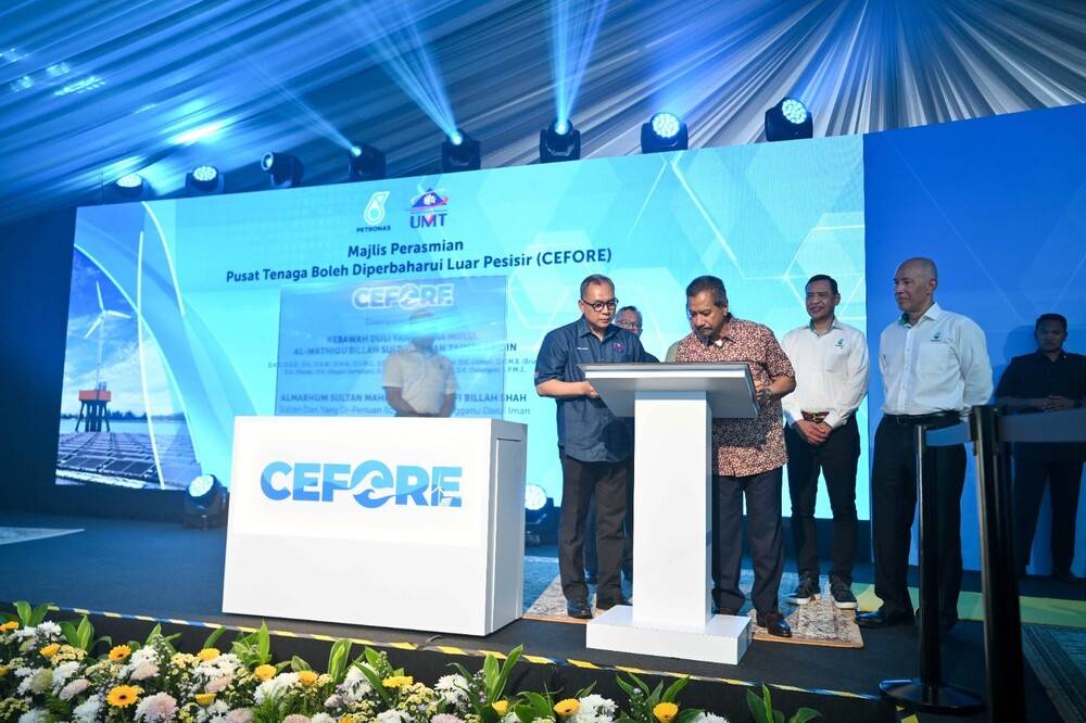His Royal Highness Sultan of Terengganu, Sultan Mizan Zainal Abidin ibni Almarhum Sultan Mahmud Al-Muktafi Billah Shah signing the plaque to officiate the launch of Cefore.