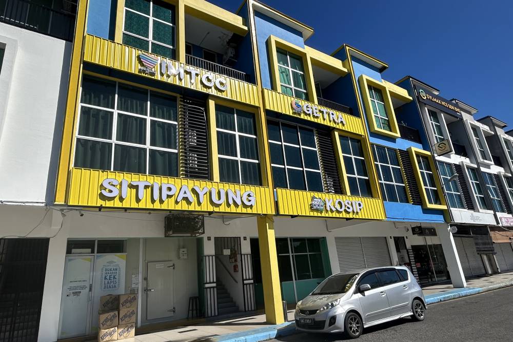 Mohammad Hafidz began selling traditional Sarawak layer cakes in 2009 under the brand Kek Lapis Sarawak Siti Payung. - Bernama photo