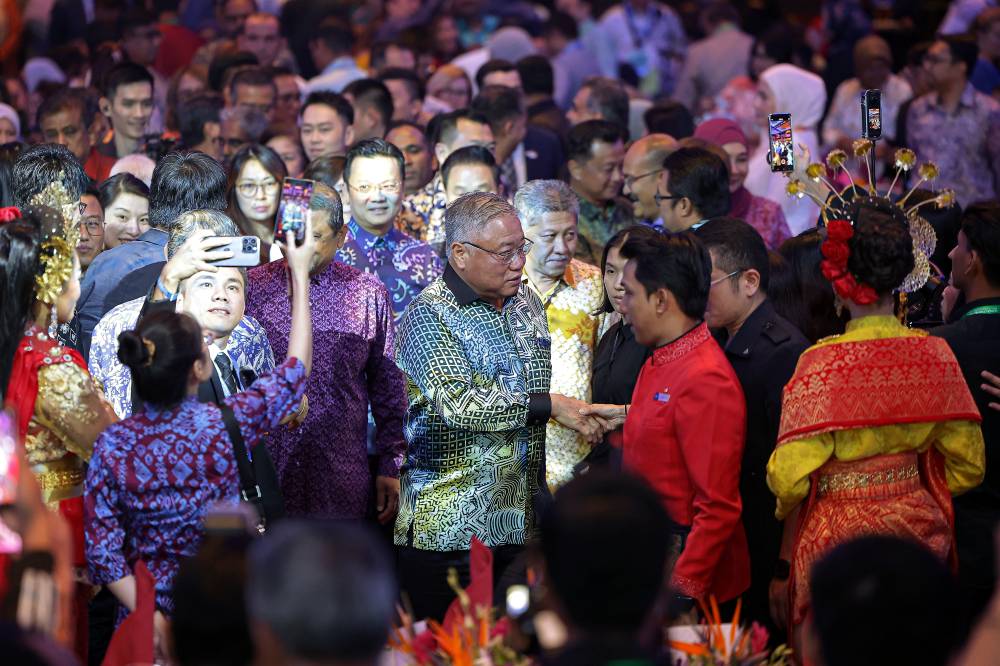 Tourism, Arts and Culture Minister Datuk Seri Tiong King Sing exchanging pleasantries with guests at the Global Travel Meet Gala Dinner 2025 and Launching of Calendar of Event 2026 Tourism Malaysia at a hotel on Oct 1, 2025. - Photo by Bernama