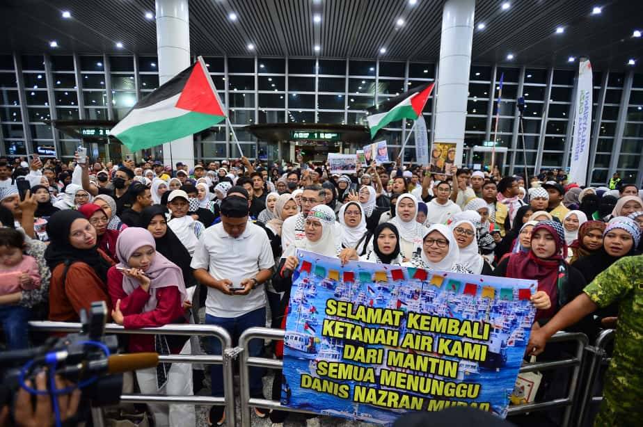 Supporters and family members await the arrival 23 Malaysian activists in the Global Sumud Flotilla (GSF) mission. - Photo by ASRIL ASWANDI SHUKOR