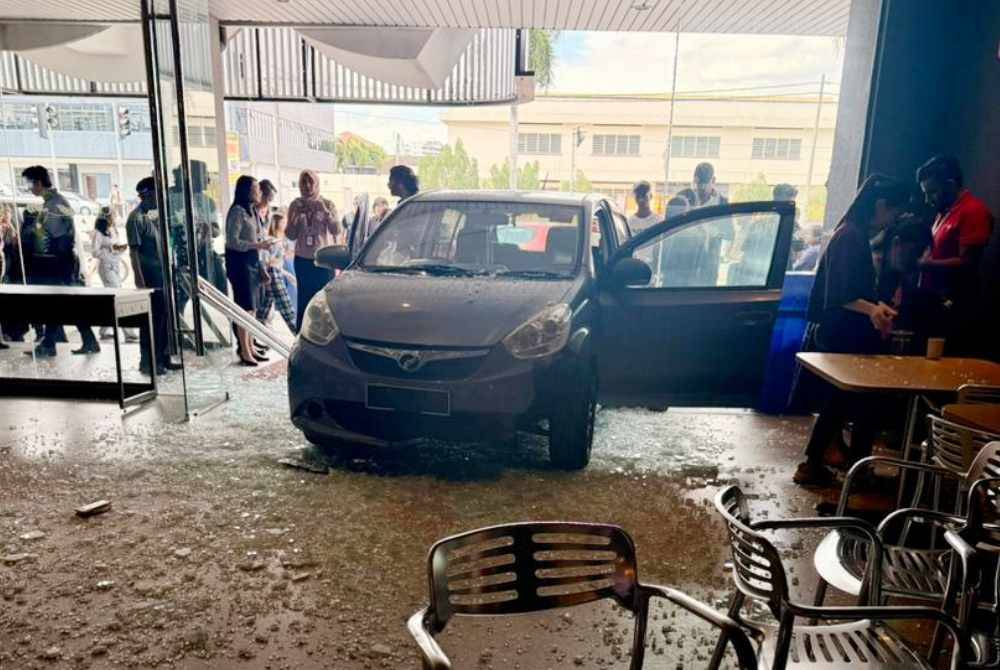 Preliminary investigation found that the student accidentally pressed the accelerator pedal while trying to move her car, causing the vehicle to move forward and crash into the café window. Photo by reader.