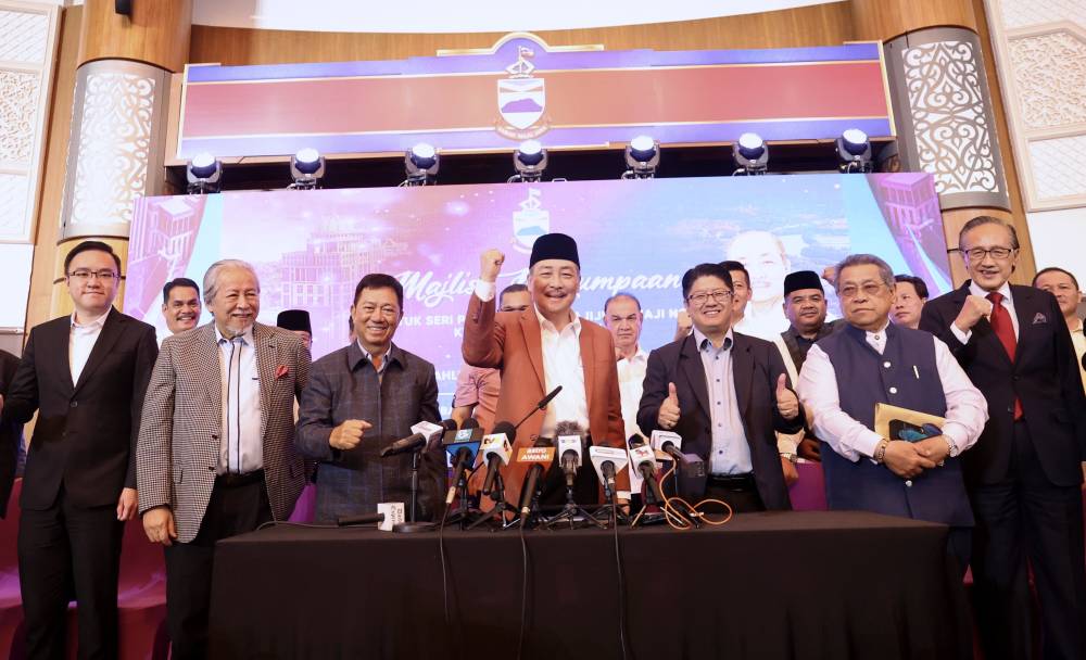 Hajiji (centre) announces the dissolution of the Sabah state assembly at Menara Kinabalu on Monday. Photo by Bernama