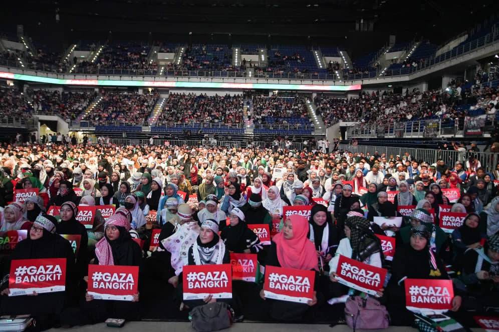 Malaysia’s solidarity for Palestine’s struggle for freedom continues to burn brightly as thousands from all walks of life began gathering at ‘Himpunan Solidariti Bersama Gaza: Gelombang Malaysia, Palestin Merdeka’ at Axiata Arena, Bukit Jalil, today. - Photo by ROSLI TALIB