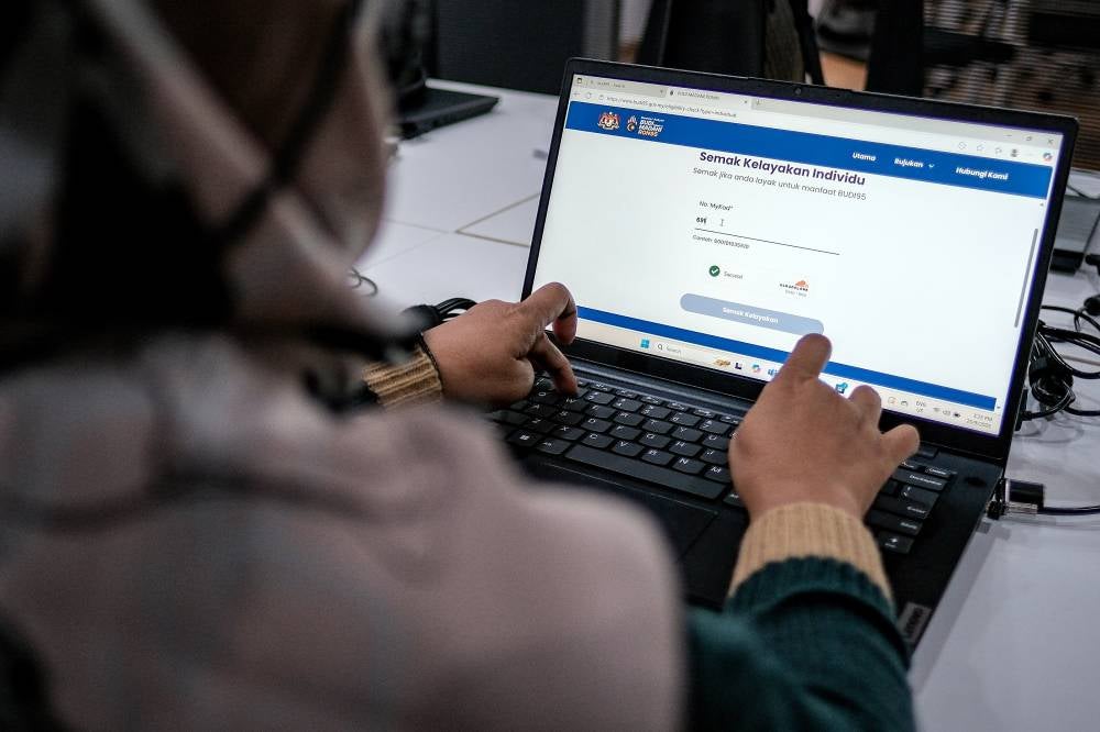 Digital banks are urging the government to prioritise the distribution of targeted subsidies and cash aid in Budget 2026 through digital banking platforms, highlighting their potential to deliver a more equitable and efficient system. Photo for illustrative purposes only - Bernama FILE PIX