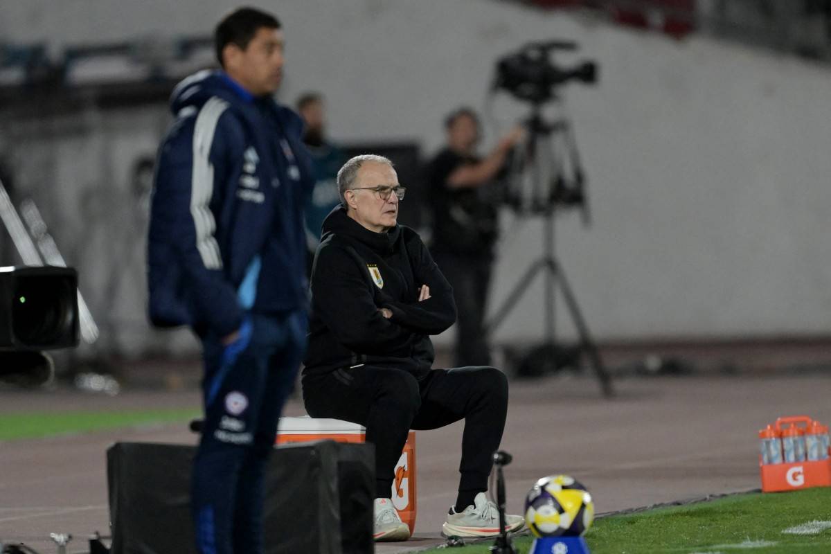 Uruguay's Argentine head coach Marcelo Bielsa watches his players from the touchline during the 2026 FIFA World Cup South American qualifiers football match between Chile and Uruguay at the Julio Martinez Pradanos Nacional stadium in Santiago on September 9, 2025. (Photo by Rodrigo ARANGUA / AFP)